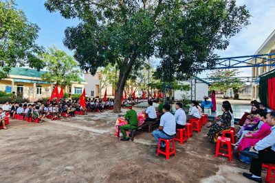 Công an xã Ea Bung tổ chức Tuyên truyền phổ biến giáo dục pháp luật về an toàn giao thông cho cán bộ và giáo viên, học sinh nhà trường năm học 2025