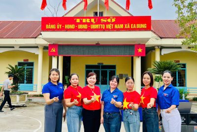 Cán bộ – giáo viên trường Tiểu học Trần Quốc Toản tham gia hoạt động “Cùng Việt Nam tiến bước” do Công an xã Ea Bung tổ chức.